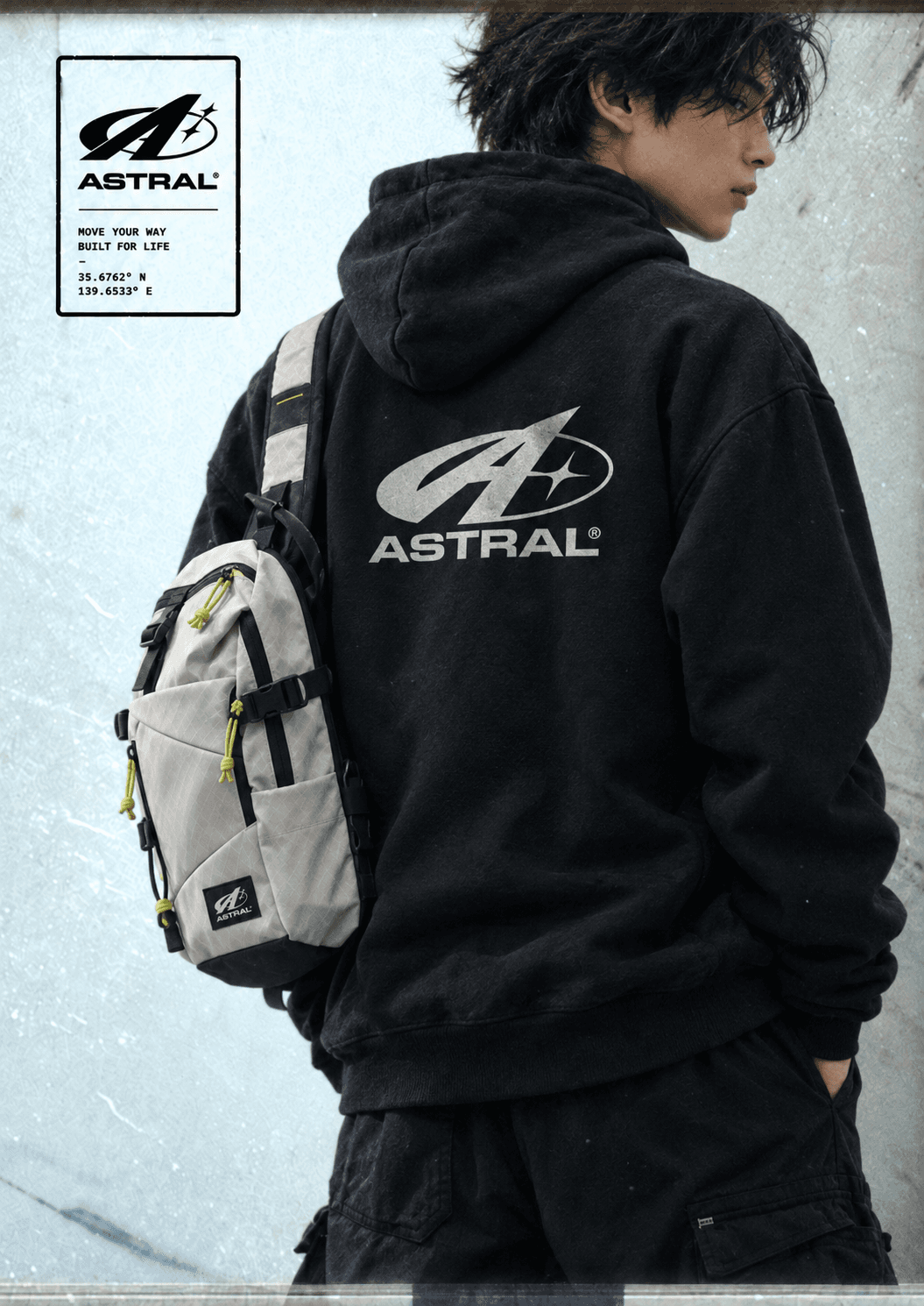 Persona de espaldas con polera negra y mochila ASTRAL