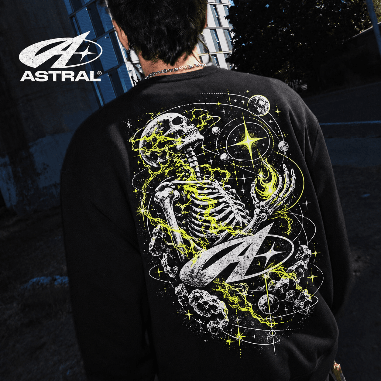 Polera negra ASTRAL con estampado cósmico en la espalda